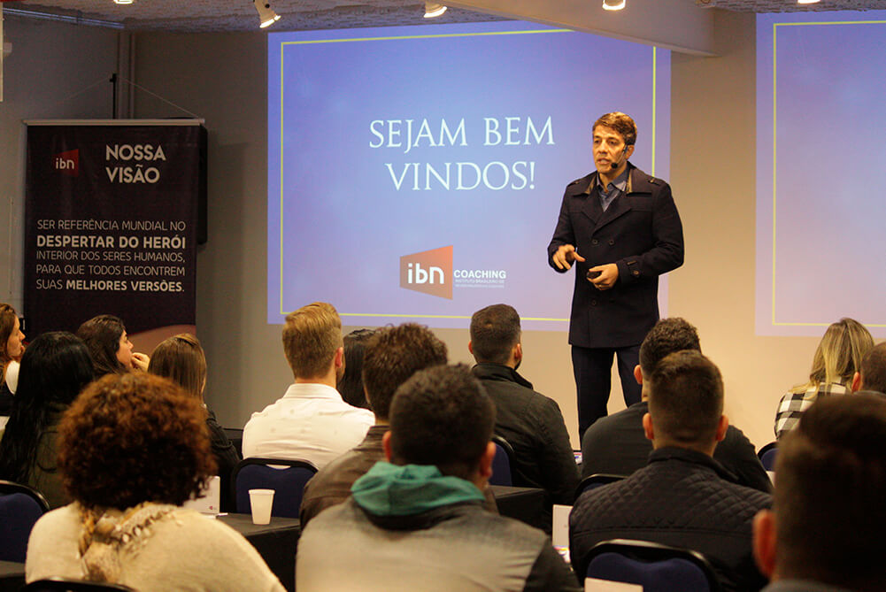 Head Trainer Márcio Martins ensinando para uma turma de alunos sobre prosperidade financeira
