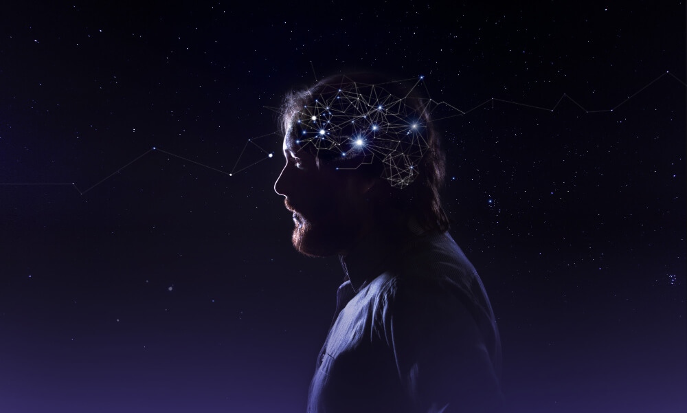 Perfil da cabeça de um homem barbudo com neurônios de símbolo no cérebro. pensando como estrelas, o cosmos dentro do céu noturno humano